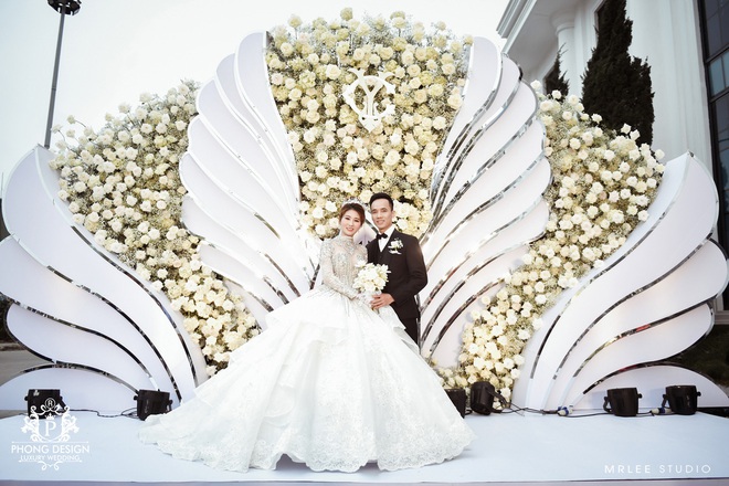 Danh tính cặp đôi chi tiền tỷ trang trí đám cưới, không gian ngập hoa tươi gây choáng ngợp - Ảnh 4.