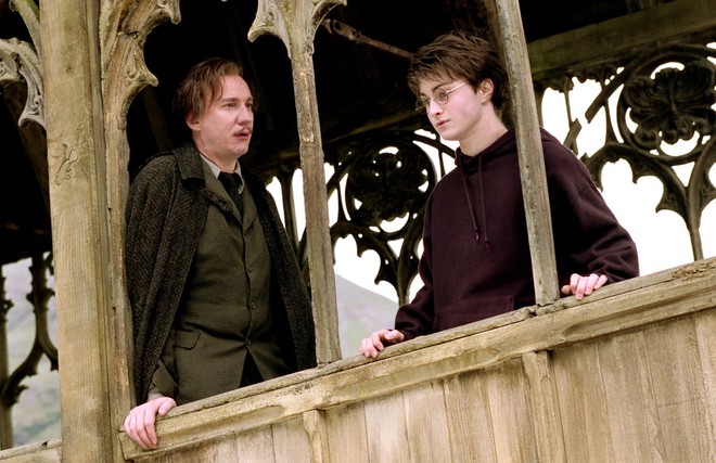 8 cảnh phim thừa thãi ở Harry Potter khiến fan chỉ muốn tua nhanh: Harry “thiếu muối” nặng, tán gái tệ mà đối đầu phản diện cũng “ngáo” - Ảnh 8.