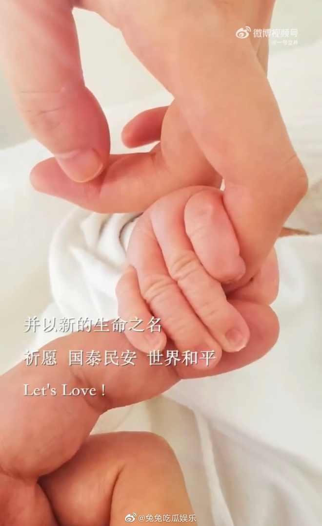 Đ&uacute;ng ng&agrave;y Valentine trắng, sao nam 50 tuổi đ&igrave;nh đ&aacute;m tuy&ecirc;n bố t&aacute;i h&ocirc;n, ch&agrave;o đ&oacute;n qu&yacute; tử đầu l&ograve;ng với bạn g&aacute;i k&eacute;m 19 tuổi - Ảnh 3.