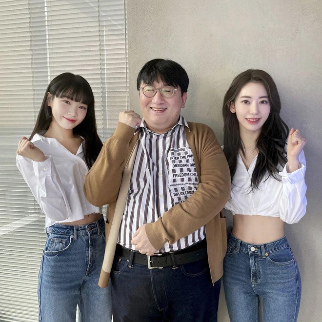 Sakura chụp ảnh chung với Bang PD, ch&iacute;nh thức th&agrave;nh em g&aacute;i BTS nhưng d&acirc;n t&igrave;nh lại đổ dồn v&agrave;o 1 chi tiết! - Ảnh 3.