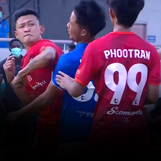 Vụ cầu thủ Thái Lan đánh cùi chỏ: Nạn nhân gãy xương mặt, thủ phạm bị võ sĩ thách đấu - Ảnh 1.