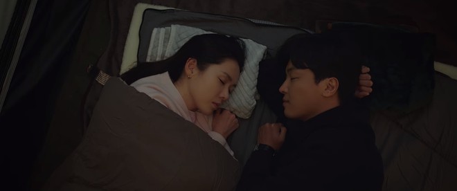 Son Ye Jin chưa g&igrave; đ&atilde; c&oacute; cảnh giường chiếu với trai trẻ, nh&igrave;n chị hạnh ph&uacute;c m&agrave; ghen hộ Hyun Bin lu&ocirc;n! - Ảnh 2.