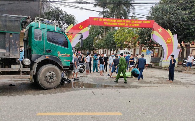 Nam sinh tử vong thương tâm dưới gầm xe tải - Ảnh 1.