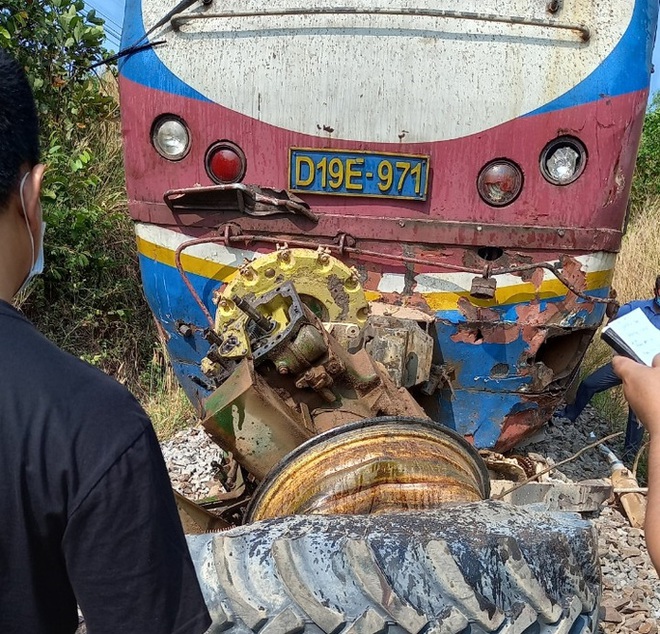 Xe máy cày bị tàu hỏa tông vỡ đôi, tài xế tử vong tại chỗ - Ảnh 1.