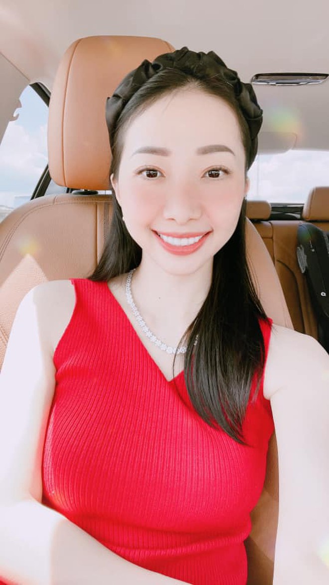  C&ocirc; d&acirc;u đeo hơn 30 c&acirc;y v&agrave;ng trong đ&aacute;m cưới: Cuộc sống vi&ecirc;n m&atilde;n c&ugrave;ng chồng ở Singapore - Ảnh 6.