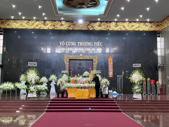 Tang lễ đạo diễn Vũ Minh: Hà Tăng lặng lẽ đến viếng, Xuân Lan làm 1 điều đặc biệt cho cố đồng nghiệp - Ảnh 10.