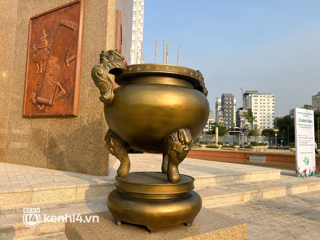 TP.HCM đặt lại lư hương tại tượng đài Trần Hưng Đạo trong công viên Mê Linh - Ảnh 3.