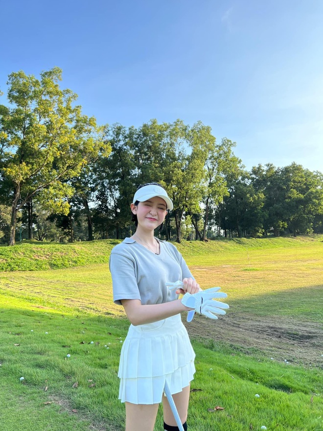 1 nữ ca sĩ Vbiz dạo n&agrave;y ng&agrave;y c&agrave;ng chanh sả, check-in đều đặn tr&ecirc;n s&acirc;n golf nhiều hơn cả s&acirc;n khấu - Ảnh 2.