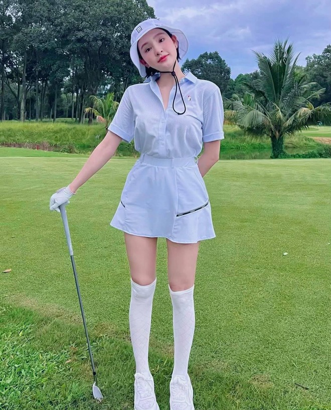 1 nữ ca sĩ Vbiz dạo n&agrave;y ng&agrave;y c&agrave;ng chanh sả, check-in đều đặn tr&ecirc;n s&acirc;n golf nhiều hơn cả s&acirc;n khấu - Ảnh 4.