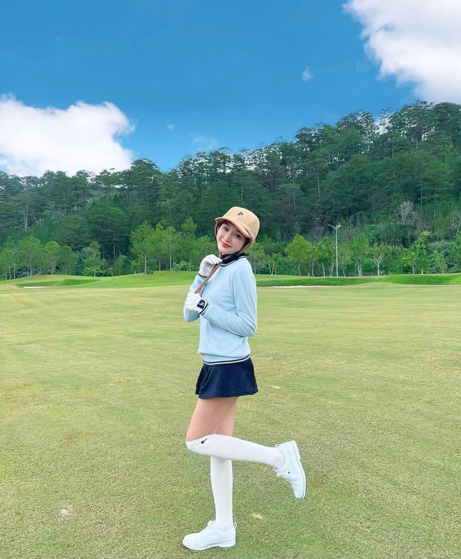 1 nữ ca sĩ Vbiz dạo n&agrave;y ng&agrave;y c&agrave;ng chanh sả, check-in đều đặn tr&ecirc;n s&acirc;n golf nhiều hơn cả s&acirc;n khấu - Ảnh 6.