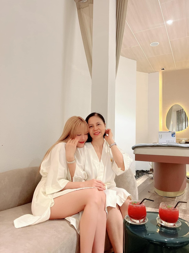 Thiều Bảo Tr&acirc;m khoe mẹ ruột trẻ trung, s&agrave;nh điệu - Ảnh 2.