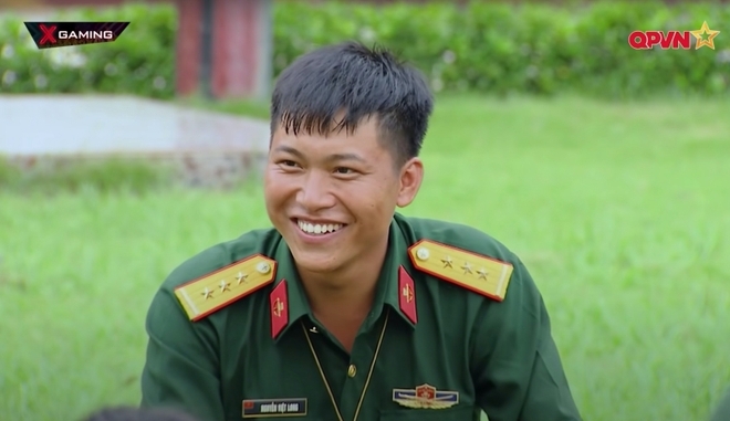 Ơn giời, Trung đội trưởng Sao Nhập Ngũ cuối c&ugrave;ng cũng... cười, rốt cuộc c&oacute; tỏa nắng hơn Mũi trưởng Long? - Ảnh 6.