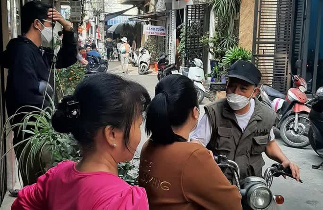 Cha d&ugrave;ng b&uacute;a đập li&ecirc;n tiếp v&agrave;o đầu con trai đang ngủ - Ảnh 1.