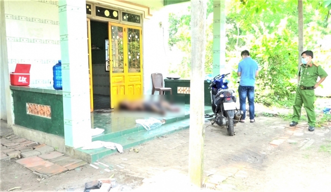 Một người đ&agrave;n &ocirc;ng bị cắt cổ, tử vong trước hi&ecirc;n nh&agrave; - Ảnh 1.