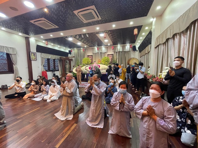 Lễ cầu si&ecirc;u của cố NSƯT Ngọc Đ&aacute;ng: Kh&ocirc;ng kh&iacute; ảm đạm, Việt Hương quỳ rạp người tiễn đưa đ&agrave;n chị lần cuối - Ảnh 3.