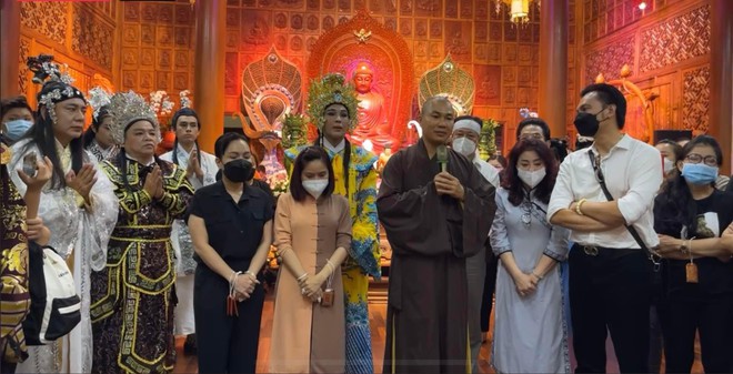 Lễ cầu si&ecirc;u của cố NSƯT Ngọc Đ&aacute;ng: Kh&ocirc;ng kh&iacute; ảm đạm, Việt Hương quỳ rạp người tiễn đưa đ&agrave;n chị lần cuối - Ảnh 4.