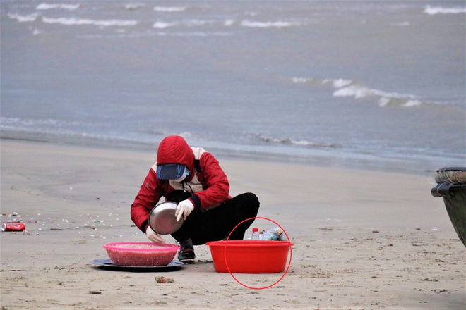 X&aacute;c minh việc nh&oacute;m tiểu thương Đ&agrave; Nẵng nhuộm ruốc tươi bằng dung dịch m&agrave;u đỏ - Ảnh 2.