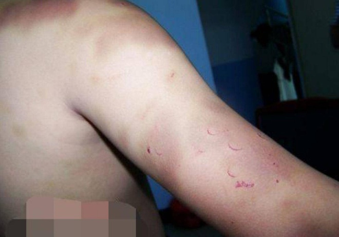 Mỗi khi anh trai bế, em g&aacute;i đều kh&oacute;c to: Nguy&ecirc;n nh&acirc;n khiến người mẹ kh&ocirc;ng ngừng tự tr&aacute;ch - Ảnh 2.