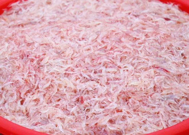 X&aacute;c minh việc nh&oacute;m tiểu thương Đ&agrave; Nẵng nhuộm ruốc tươi bằng dung dịch m&agrave;u đỏ - Ảnh 3.