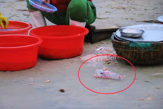 X&aacute;c minh việc nh&oacute;m tiểu thương Đ&agrave; Nẵng nhuộm ruốc tươi bằng dung dịch m&agrave;u đỏ - Ảnh 4.