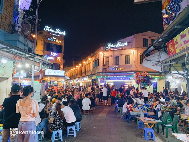 Con phố sôi động nhất về đêm ở Hà Nội hồi sinh mãnh liệt sau hơn 1 năm kinh doanh ảm đạm - Ảnh 6.