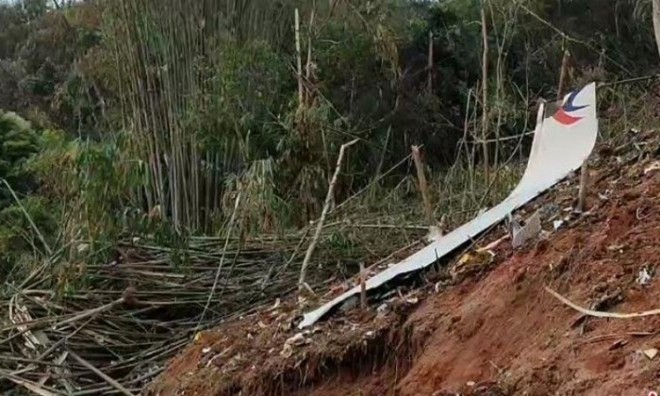 Máy bay chở 132 người rơi ở Trung Quốc: Nhói lòng hình ảnh người thân khóc ngất ở sân bay, đợi tin tức của các nạn nhân trong vô vọng - Ảnh 1.