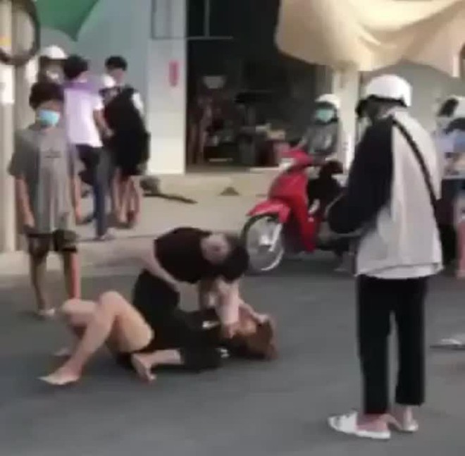 Hai thiếu nữ đ&aacute;nh nhau giữa phố v&igrave; m&acirc;u thuẫn tr&ecirc;n mạng x&atilde; hội - Ảnh 1.