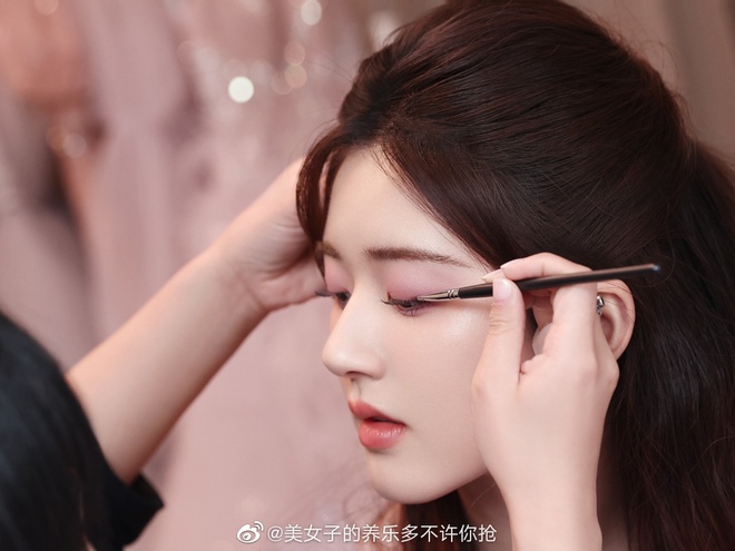 Nhìn ảnh camera thường của Triệu Lộ Tư mới nhận ra 1 chi tiết luôn chiếm spotlight, tạo nên góc nghiêng khiến Cnet xuýt xoa - Ảnh 6.