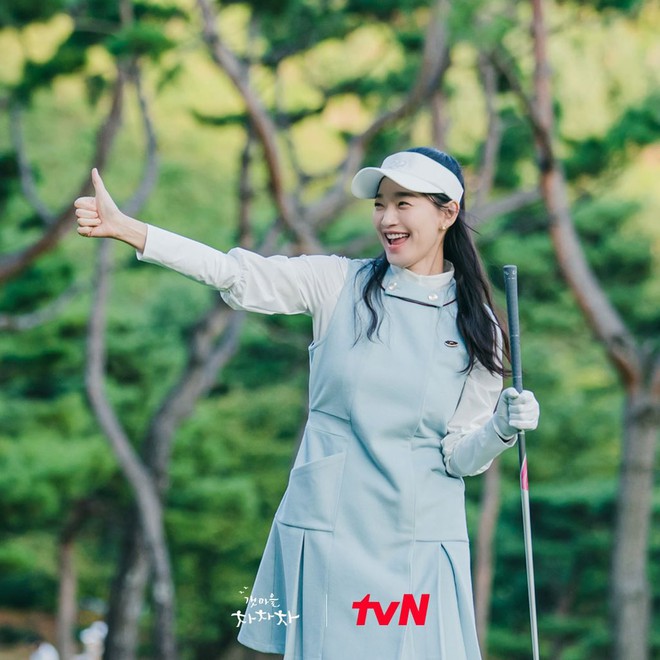 Soi thời trang hội mỹ nữ - nam thần sân golf phim Hàn: Son Ye Jin - Kim Seon Ho quá sang, cô số 3 còn có cả bộ sưu tập váy áo - Ảnh 2.
