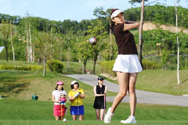 Soi thời trang hội mỹ nữ - nam thần sân golf phim Hàn: Son Ye Jin - Kim Seon Ho quá sang, cô số 3 còn có cả bộ sưu tập váy áo - Ảnh 6.