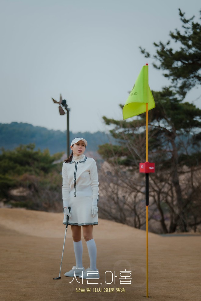 Soi thời trang hội mỹ nữ - nam thần sân golf phim Hàn: Son Ye Jin - Kim Seon Ho quá sang, cô số 3 còn có cả bộ sưu tập váy áo - Ảnh 10.