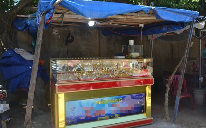 Tủ v&agrave;ng b&agrave;y b&aacute;n độc nhất v&ocirc; nhị: Kh&ocirc;ng r&agrave;o chắn, kh&ocirc;ng camera an ninh, kh&ocirc;ng sợ cướp - Ảnh 1.