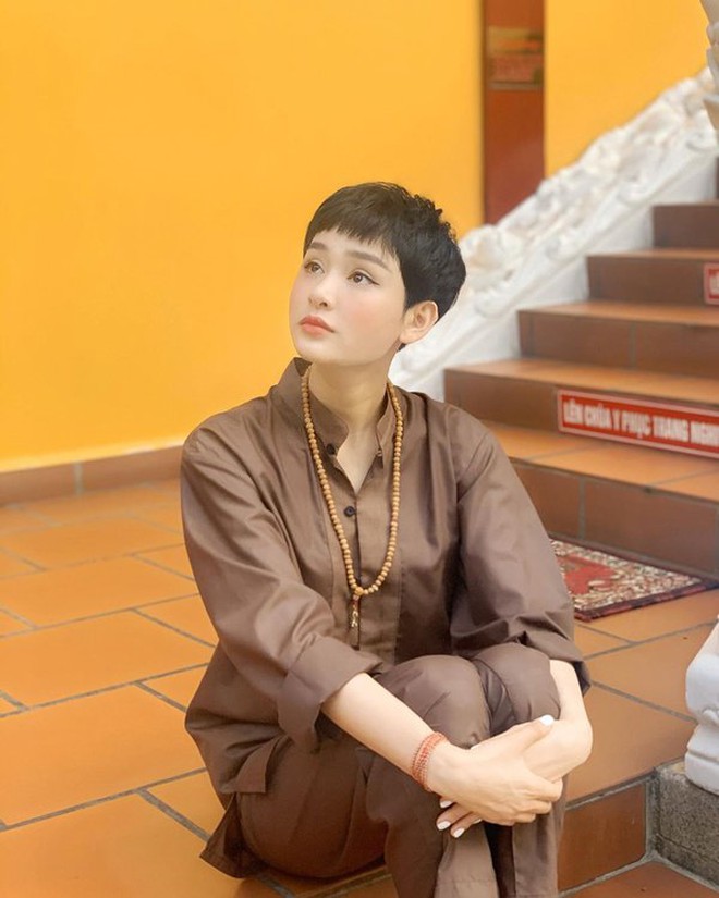 Hễ dính thị phi tày đình là sao Việt lại lên đồ đi chùa, chắp tay nguyện cầu như muốn tìm lại vận may - Ảnh 14. Hễ dính thị phi tày đình là sao Việt lại lên đồ đi chùa, chắp tay nguyện cầu như muốn tìm lại vận may - Ảnh 14.