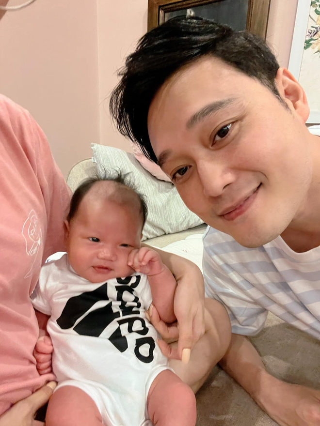Quang Vinh tậu si&ecirc;u xe mừng sinh nhật con trai cưng, lộ lu&ocirc;n danh t&iacute;nh của nh&oacute;c tỳ vừa ch&agrave;o đời - Ảnh 4.