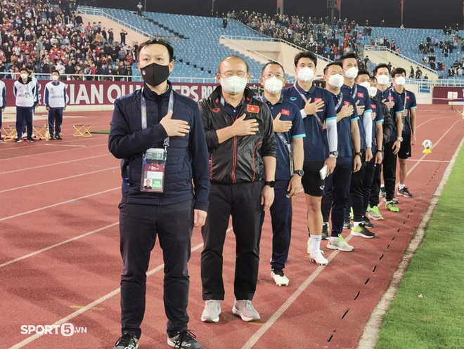 Xúc động khoảnh khắc ĐT Việt Nam chào cờ trong trận cuối cùng trên sân nhà ở vòng loại 3 World Cup 2022 - Ảnh 2.