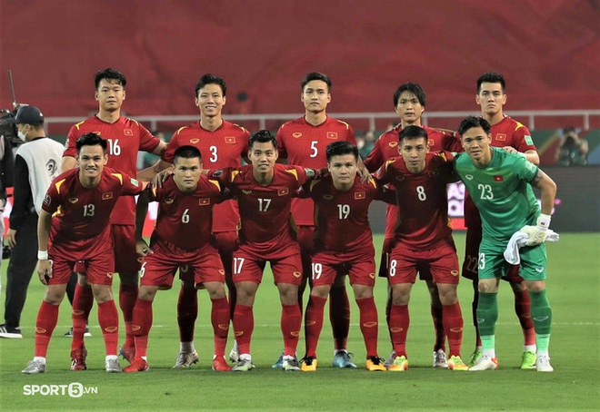 Xúc động khoảnh khắc ĐT Việt Nam chào cờ trong trận cuối cùng trên sân nhà ở vòng loại 3 World Cup 2022 - Ảnh 3.