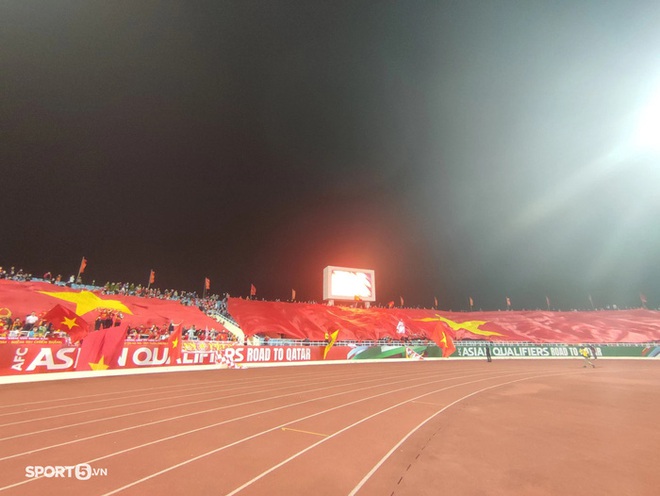 Xúc động khoảnh khắc ĐT Việt Nam chào cờ trong trận cuối cùng trên sân nhà ở vòng loại 3 World Cup 2022 - Ảnh 7.