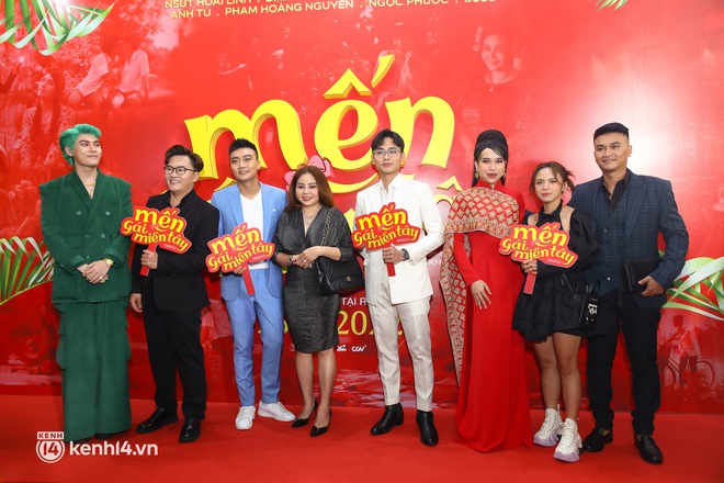 Xuất hiện thảm đỏ thảm hoạ nhất showbiz Việt: “Vedette” Vũ Thu Phương chơi lớn xuyên thấu, cả dàn sao ai cũng sến rện - Ảnh 1.