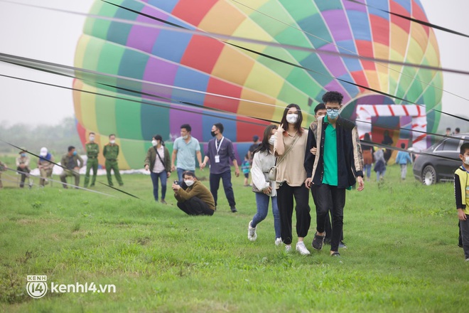 Hà Nội ngay lúc này: Lễ hội khinh khí cầu tung bay đẹp mắt, nhanh chân đến xí chỗ trải nghiệm ngắm thành phố từ trên cao - Ảnh 9.