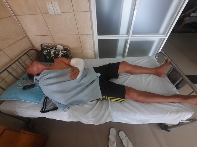 Đang ngồi trước cửa nh&agrave;, bị kề m&atilde; tấu v&agrave;o cổ, ch&eacute;m g&acirc;y thương t&iacute;ch - Ảnh 2.