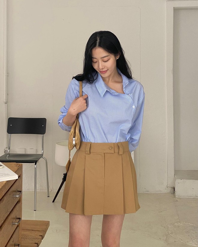 Một kiểu ch&acirc;n v&aacute;y đang so&aacute;n ng&ocirc;i ch&acirc;n v&aacute;y xếp ly nhỏ, khiến chị em ph&aacute;t m&ecirc; v&igrave; qu&aacute; sang trọng tinh tế - Ảnh 12.