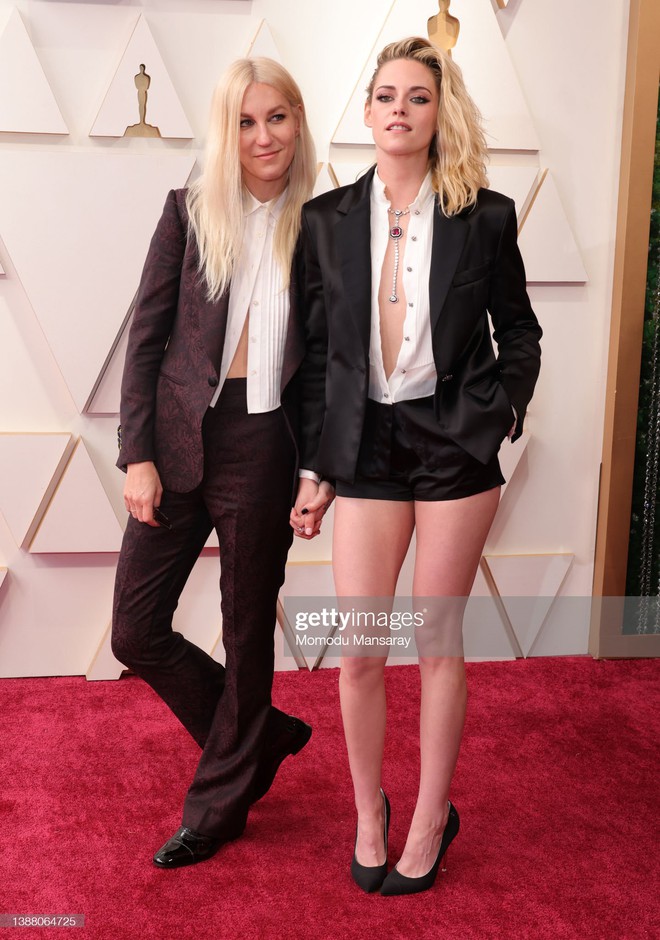 Super red carpet Oscar: Kristen Stewart and 3 Disney princesses race fiercely, what are the Spider-Man muse and Billie Eilish wearing?  - Photo 4.