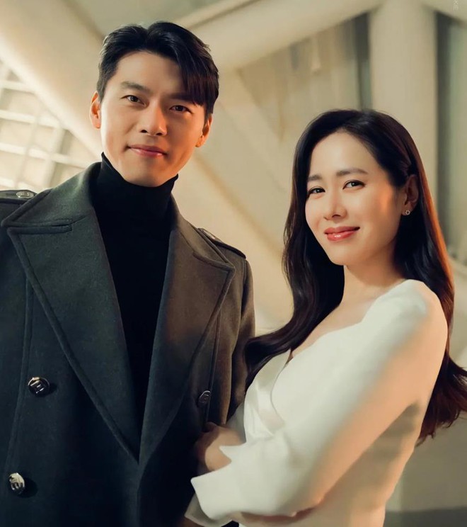 Hóa ra Son Ye Jin là người cầu hôn Hyun Bin, nhìn biểu cảm đơ như cây cơ của đàng trai mà chết cười - Ảnh 1.