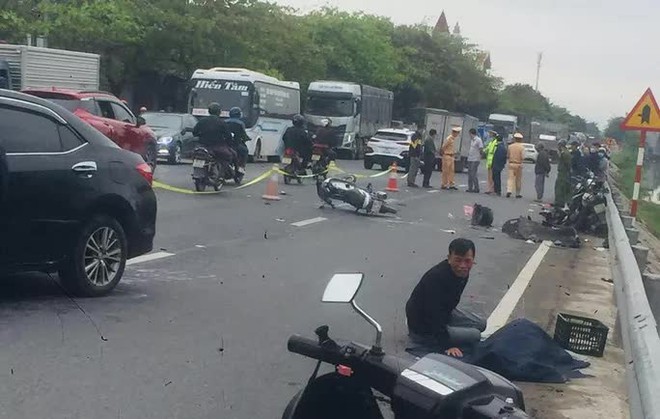 Xe &ocirc; t&ocirc; tai nạn li&ecirc;n ho&agrave;n với 3 xe m&aacute;y, 2 người thương vong - Ảnh 1.