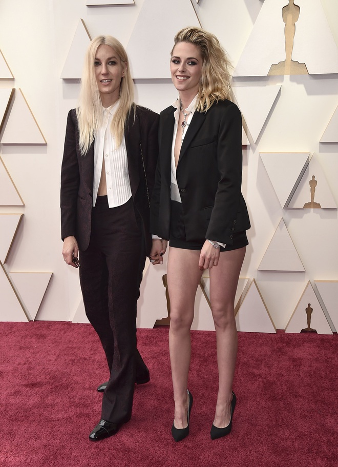 Không chỉ Oscar 2022, Kristen Stewart mặc quần short đi muôn vàn thảm đỏ, nhìn xuống dưới mới thấy lý do quá chính đáng - Ảnh 4.