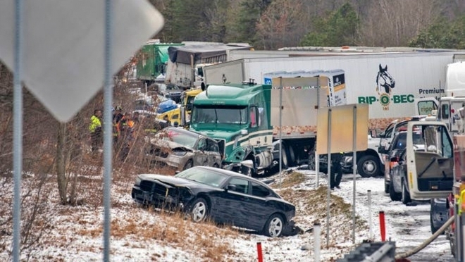 Hơn 20 người thương vong trong vụ tai nạn giao thông liên hoàn ở Mỹ - Ảnh 1.