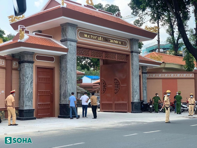 Vụ &ocirc; t&ocirc; lật ngang tr&ecirc;n cao tốc: Đưa thi thể Ph&oacute; Chủ tịch UBND L&ecirc; H&ograve;a B&igrave;nh về TP.HCM - Ảnh 2.