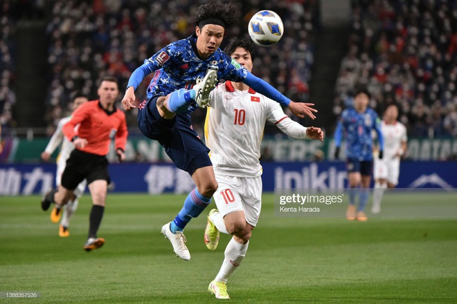 Video: Thanh Bình bất ngờ ghi bàn, Việt Nam gây sốc cho Nhật Bản ở trận cuối vòng loại World Cup 2022 - Ảnh 4.