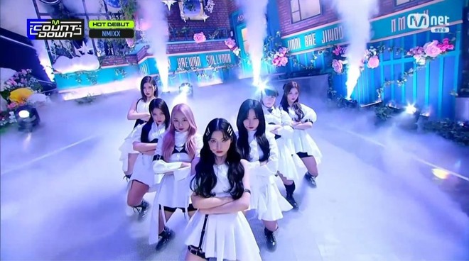 Em gái TWICE dũng cảm hát live ngay sân khấu debut: Chất lượng có được như lời giới thiệu không lỗ hổng vocal của JYP? - Ảnh 4.