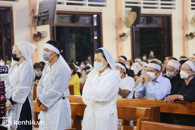 ẢNH: Hàng trăm người dân Sài Gòn quặn lòng tiễn đưa linh cữu 4 người phụ nữ đi hỏa táng sau vụ chìm cano tại Hội An - Ảnh 5.